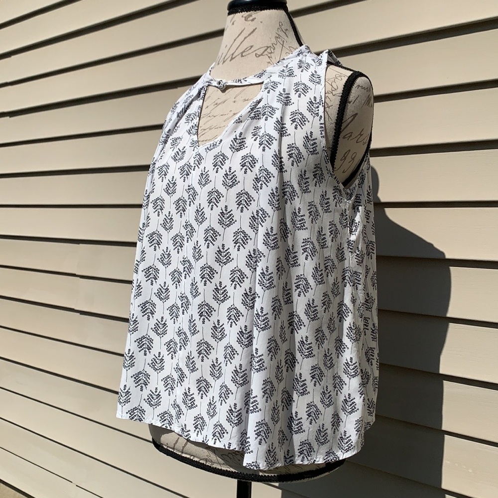 Ocean DRIVE Off White/Navy Sleeveless Top
